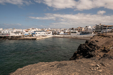 Vista aérea del pueblo de El Cotillo con sus casas blancas y playa principal, Fuerteventura