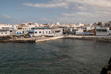 Vista aérea del pueblo de El Cotillo con sus casas blancas y playa principal, Fuerteventura