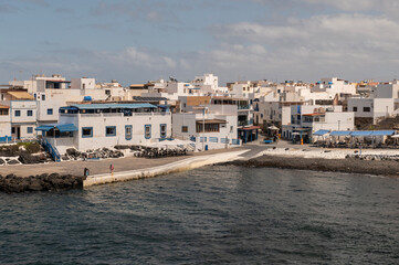 Vista aérea del pueblo de El Cotillo con sus casas blancas y playa principal, Fuerteventura
