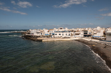 Fototapeta premium Vista aérea del pueblo de El Cotillo con sus casas blancas y playa principal, Fuerteventura