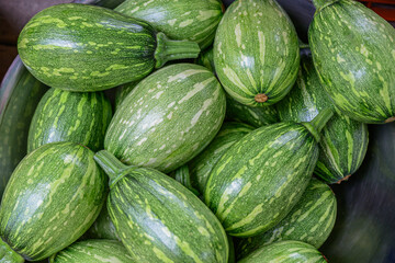 여러개의 둥근 호박을 위에서 촬영한 사진