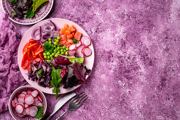 Ketogenic bowl with vegetables and salmon