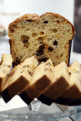 panetone  de bizcocho y chocolate partido por la mitad