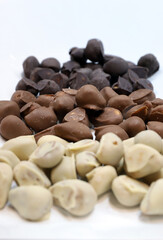 bombones de chocolate con leche, blanco y negro