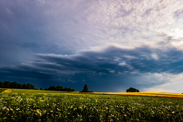 Aufziehendes Gewitter über den Feldern