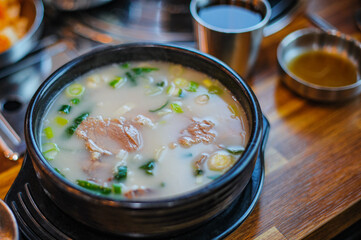 따듯하게 끓여진 고소하고 맛있는 설렁탕