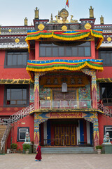 Obraz premium Darjeeling ,West Bengal, India - 20.08.2023 : Beautiful view of exterior of Ghum Monsastery. Image taken with permission. Peaceful, calm and religious respected environment outside Buddist Monastery.