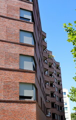 Roter Klinkerneubau im Stadtteil Herdern in Freiburg