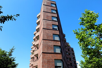 Roter Klinkerneubau im Stadtteil Herdern in Freiburg