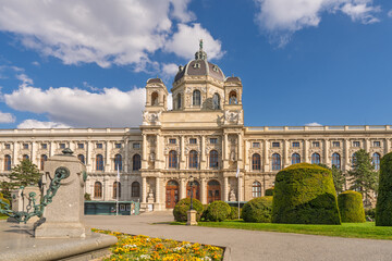 Obraz premium Kunsthistorisches Museum in Vienna with garden and blue sky