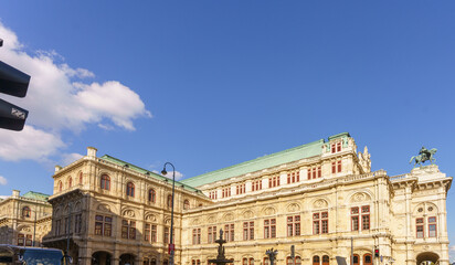 Fototapeta premium Vienna State Opera historic building under clear blue sky