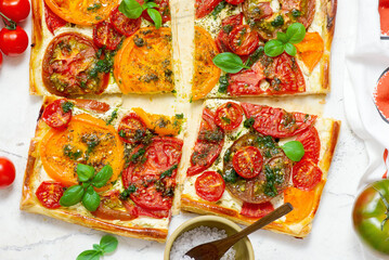 Cheese tomato and pesto  tart.style rustic.