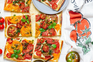 Cheese tomato and pesto  tart.style rustic.