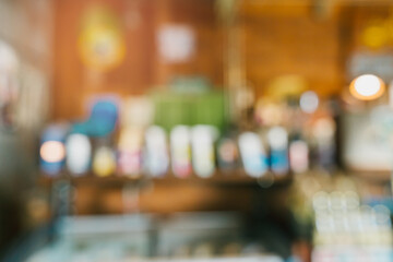 Obraz premium Blurred Coffee Shop Interior with Colorful Mugs and Warm Atmosphere in a Cozy Cafe Setting