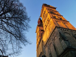 Kirchtürme in der Abendsonne bei blauem Himmel