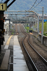 京都の鉄道の駅のホームから見た線路