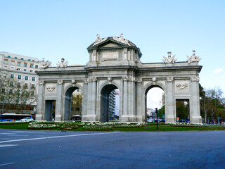 Obraz premium Puerta de alcalá standing majestically in madrid city center