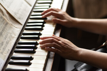 Obraz premium ピアノを弾く