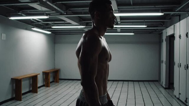 Sportif torse nu dans vestiaire industriel