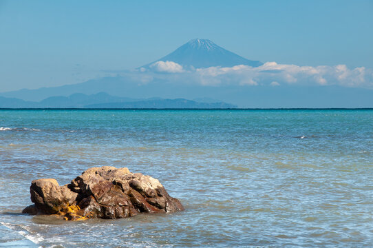 御前崎から望む富士山と海に浮かぶ岩（通称ガメラ岩）
：Mount Fuji Viewed from Omaezaki with Rock Resembling Gamera in the Foreground