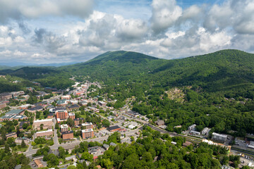 Fototapeta premium Small town America in Blue Ridge Mountains. Boone, North Carolina. Red brick architecture with narrow streets and historical buildings Appalachian Mountains. Popular tourist destination
