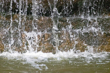 Agua cayendo de una cascada