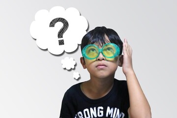 わからないことが頭の中に浮かんでいる子ども男の子