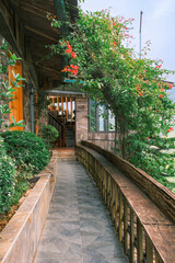 Traditional wooden houses and lush greenery in Vietnam's Sapa countryside for travel, rural life, architecture and nature concepts, 베트남 사파 시골의 전통 목조 가옥과 푸른 자연 풍경 여행, 시골 생활, 건축, 자연 콘셉트 활용