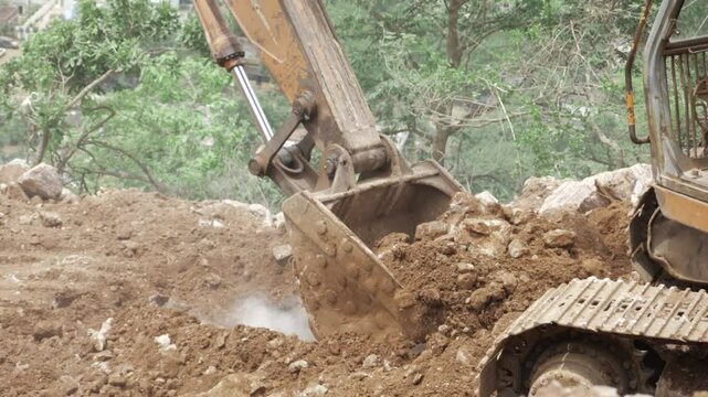 Digging into the Wild - An Unseen Digger's Journey Through the Earth