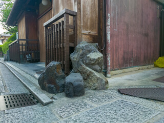 京都独特の文化の交差点にある事故防止用の置き石のいけず石