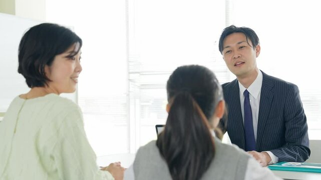 三者面談を受ける親子