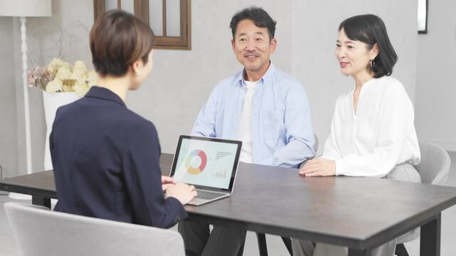 熟年夫婦と保険外交員　ビジネスイメージ
