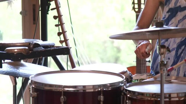 ドラムの演奏をする男性