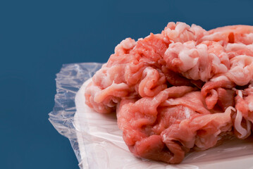 pork scraps. 豚肉のこま切れ