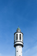 Obraz premium mosque tower with blue sky background