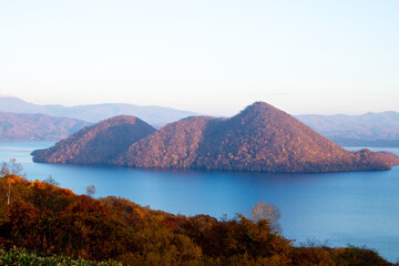 Naklejka premium Lake Toya in the depths of autumn
