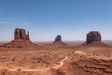 West Mitten Butte, East Mitten Butte and Merrick Butte, Monument Valley, Arizona. Shinarump Conglamerate、Moenkopi Formation、De Chelly Sandstone with Organ Rock Formation / Shale.