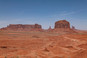 Fototapeta premium John Ford Point in Monument Valley on the Colorado Plateau, Arizona. De Chelly Sandstone with Organ Rock Formation / Shale. A mesa is a flat-topped mountain or hill. Mitchell Mesa. 