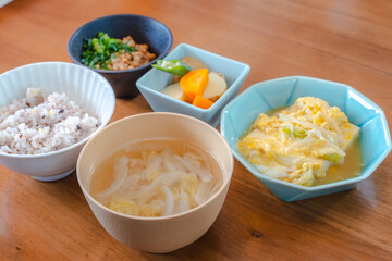 Healthy Japanese Breakfast with Tofu Egg Dish and Multigrain Rice / 豆腐の卵とじと雑穀米の健康的な朝食
