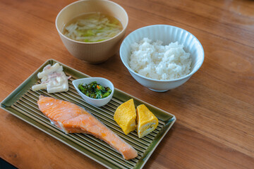 Traditional Japanese Breakfast with Grilled Salmon and Tamagoyaki / 焼き鮭と玉子焼きの伝統的な和朝食
