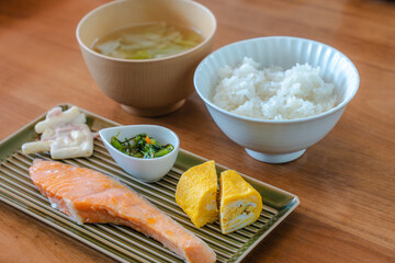 Traditional Japanese Breakfast with Grilled Salmon and Tamagoyaki / 焼き鮭と玉子焼きの伝統的な和朝食
