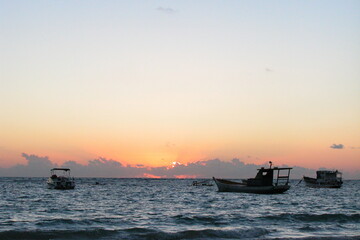 Obraz premium Boats on the water at sunset