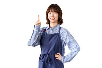 人差し指を立てて案内するエプロン姿の女性（背景透過PNG）