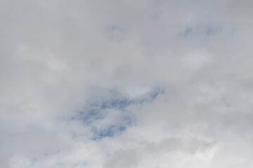 見上げると綺麗な青い空	