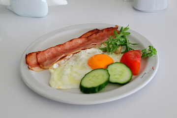 spiegelei mit becon und frischen gemüsen