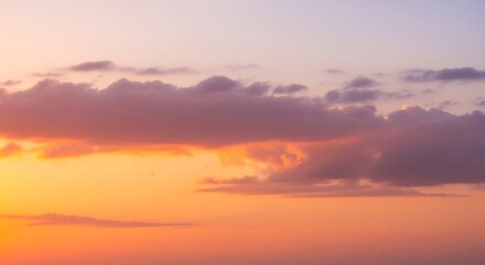 Obraz premium Beautiful sunset sky with stunning clouds displaying vibrant shades of orange and purple