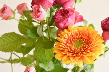 薔薇とガーベラ