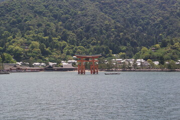 海に浮かぶ世界遺産・厳島神社大鳥居