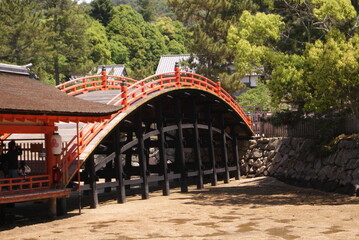厳島神社の反橋と朱塗り屋根が映える風景