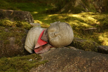 石の寝地蔵が佇む静かな境内